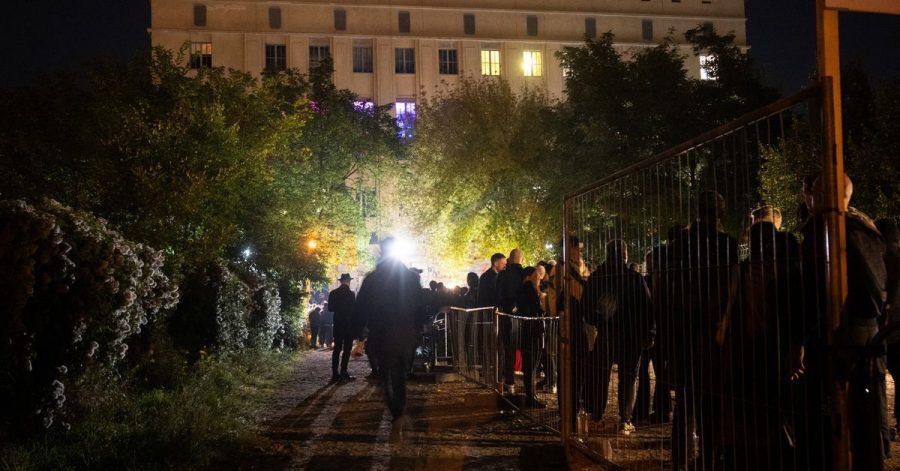 Mehrere hundert Menschen stehen vor dem Berghain an.