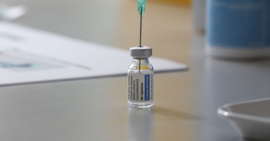 Eine Ampulle mit dem Covid-19-Impfstoff von Johnson & Johnson steht auf einem Tisch.