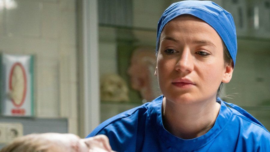 Theresa Wolff (Nina Gummich) führt mit der toten Vera Köhler (Antje Rau) ein Zwiegespräch, ehe sie mit der Obduktion beginnt. (ili/spot)