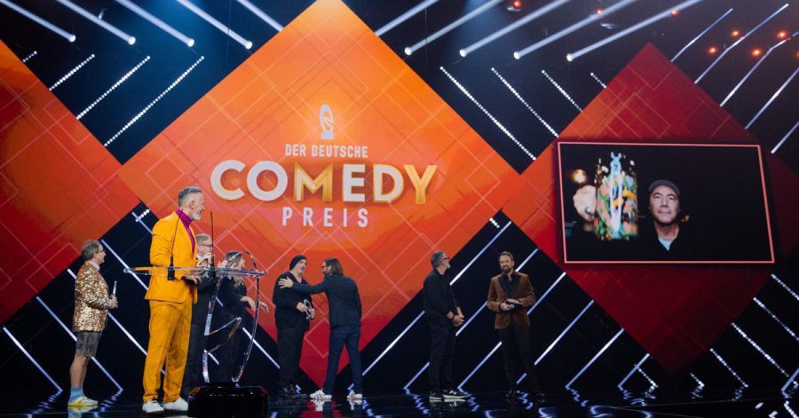 «Ich freue mich riesig über diese Auszeichnung, vor allem für das ganze Team», sagt Entertainer Michael «Bully» Herbig (r) in seiner Dankesrede.
