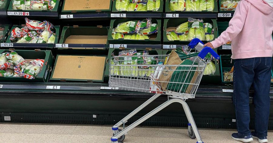 Teilweise leere Regalen in einem Supermarkt,in London. Corona und Brexit haben die Lieferketten auf den Kopf gestellt.