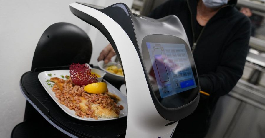 Der Servierroboter «Bella» wird in der Küche des Restaurants in Grömitz mit Gerichten für die Gäste beladen.