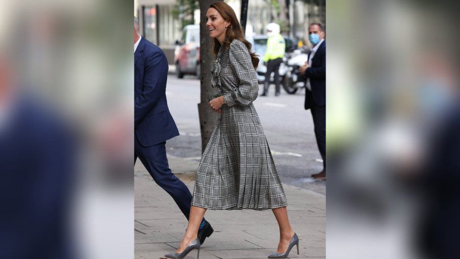 Herzogin Kate fühlt sich in ihrem Zara-Kleid sichtlich wohl. (eee/spot)
