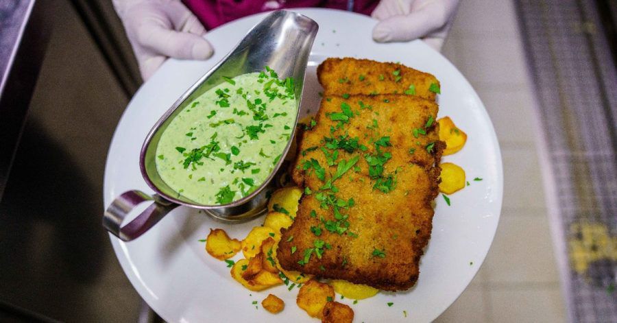 Ein veganes "Frankfurter Schnitzel" mit veganer "Grüner Soße". Das Eichkatzerl, eines der ältesten Apfelweinlokale in Sachsenhausen, bietet das Frankfurter Schnitzel als vegane Variante an.