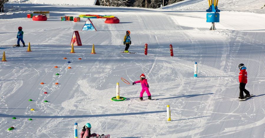 Im Kinderland Hüttenberg im Schweizer Ferienort Braunwald können sich die Kleinsten ans Skifahren herantasten.