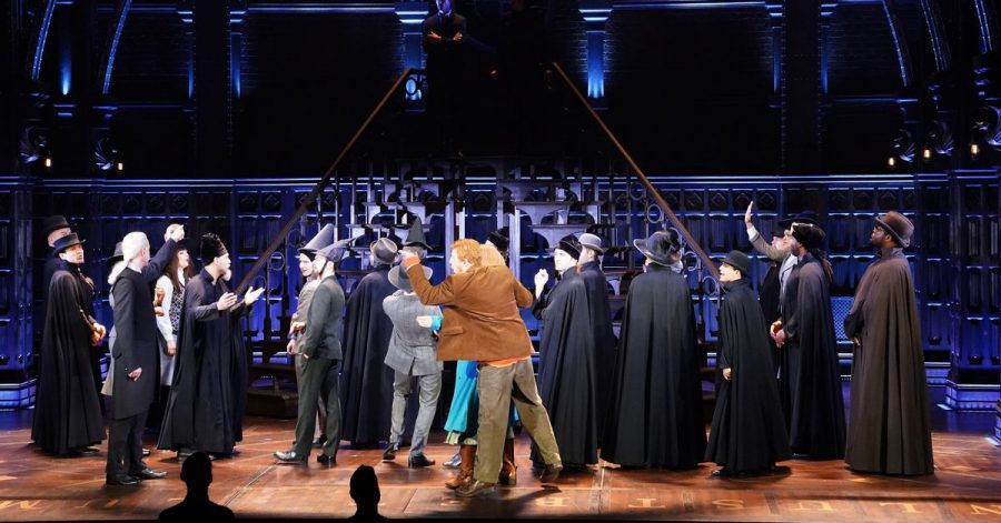 Schauspieler Alen Hodzovic (3.v.l) als Draco Malfoy sowie Schauspieler Markus Schöttl (hinten oben l) als Harry Potter und Schauspielerin Jillian Anthony (hinten oben r) als Hermine Granger spielen eine Szene aus «Harry Potter und das verwunschene Kind» auf der Bühne im Mehr! Theater am Großmarkt.