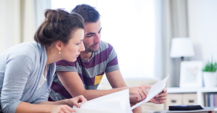 Ist der Gehaltsunterschied bei Partnern groß, kann sich ein Wechsel der Steuerklassenkombination lohnen.