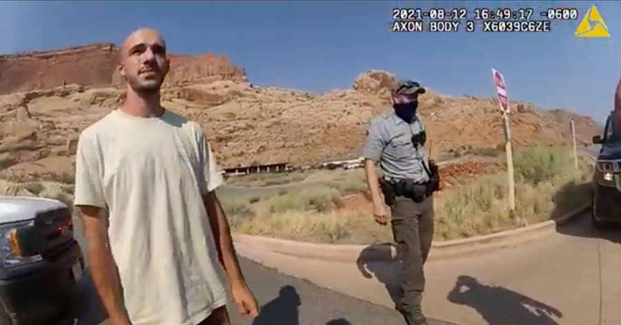 Dieses Archivfoto vom 12. August 2021 aus einem von der Polizei von Moab, Utah, zur Verfügung gestellten Video zeigt Brian Laundrie im Gespräch mit einem Polizeibeamten.
