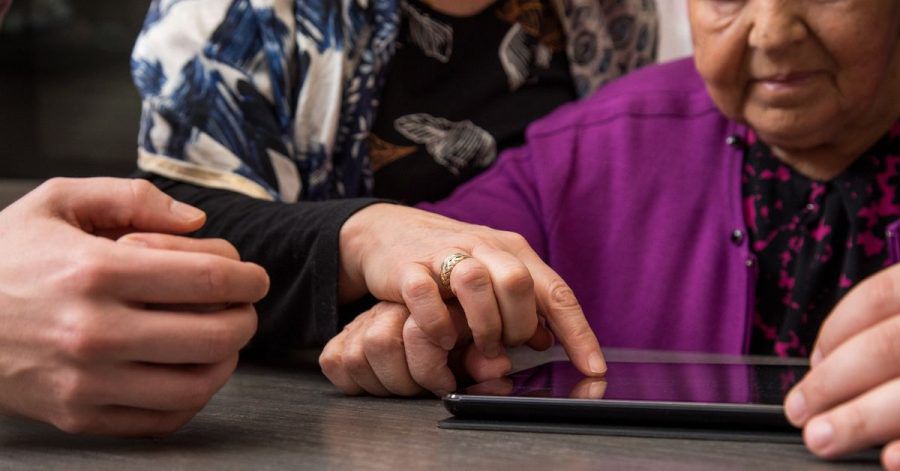 Viele Ältere würden sich in die digitale Welt vorwagen, wenn sie dabei auf Unterstützung vertrauen können.