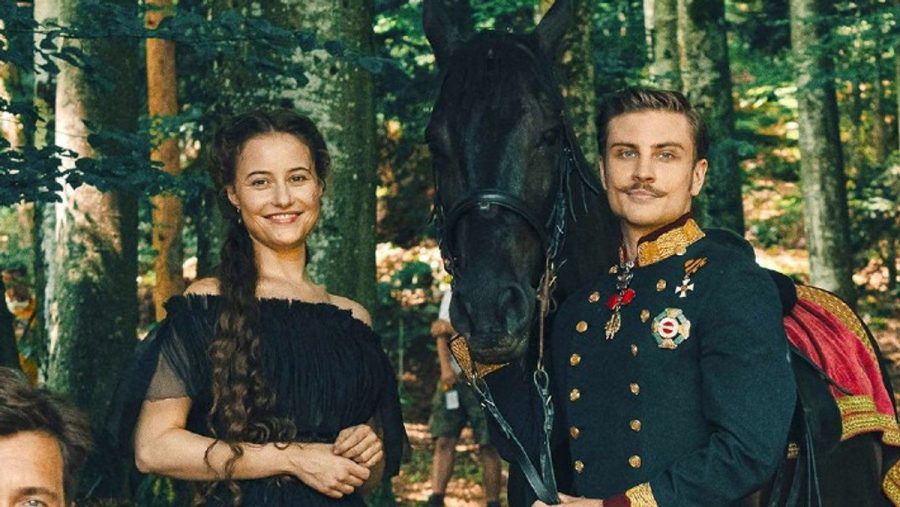 Dominique Devenport und Jannik Schümann als Sisi und Franz in der ersten Staffel der sechsteiligen TVNow-Event-Serie "Sisi". (ili/spot)