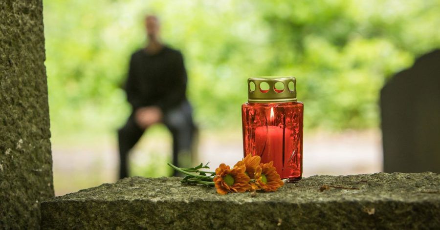 Wie tief und wie lange jemand nach dem Tod eines wichtigen Menschen trauert, hängt von verschiedenen Faktoren ab. Damit dies nicht allein geschehen muss, gibt es Unterstützungsangebote.