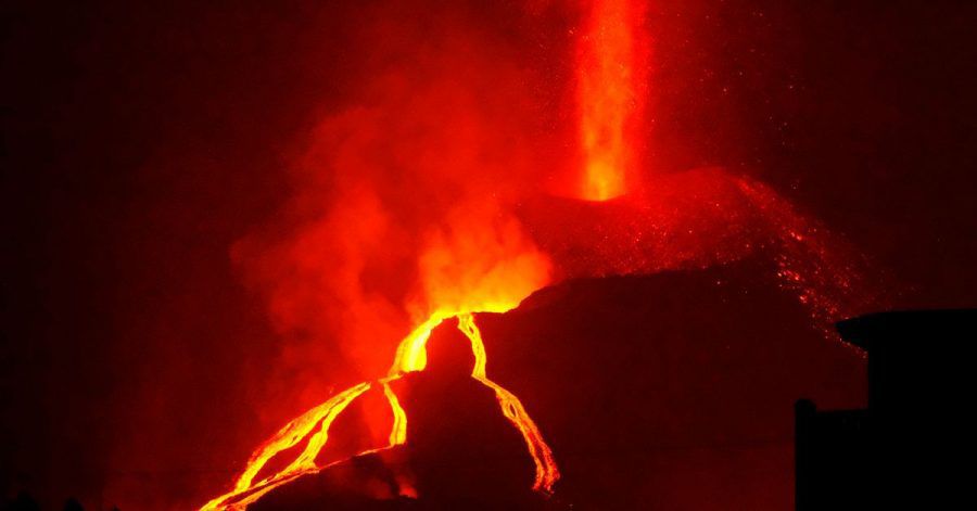 Lava fließt aus dem Vulkan Cumbre Vieja beim Ausbruch auf La Palma - nun erreicht Deutschland eine Vulkanwolke.