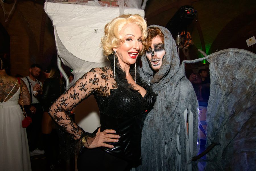 Alkohol, wilde Küsse und Drama: Sam Dylan gibt große Halloween Party