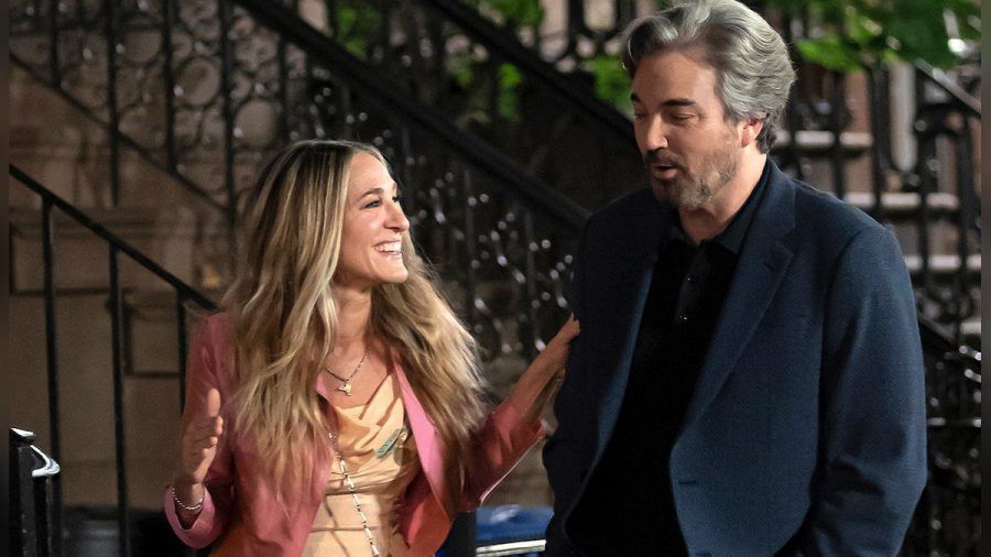 Sarah Jessica Parker und Jon Tenney am Set von "And Just Like That..." (hub/spot)