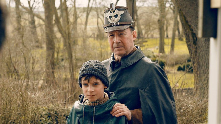 "Deutschstunde": Jens Ole Jepsen (Ulrich Noethen, r.) und sein Sohn Siggi (Levi Eisenbla?tter) (cg/spot)
