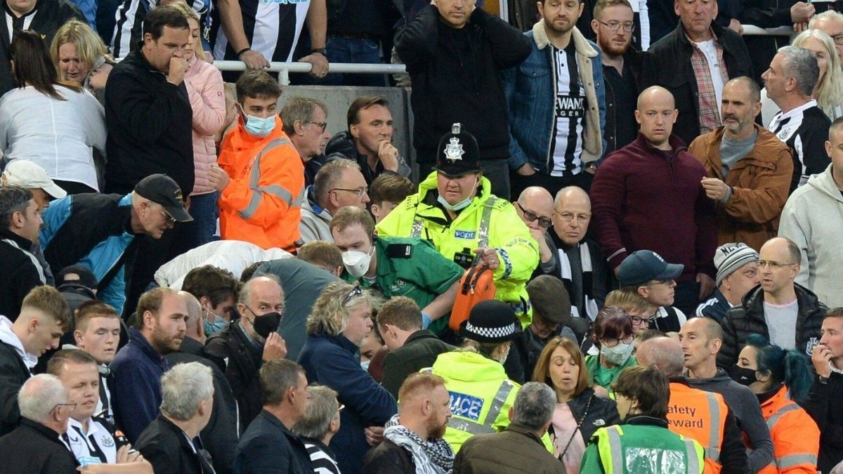 Lebensretter! Zehntausende englische Fußballfans feiern Newcastle-Helden" class="size-full wp-image-1041159
