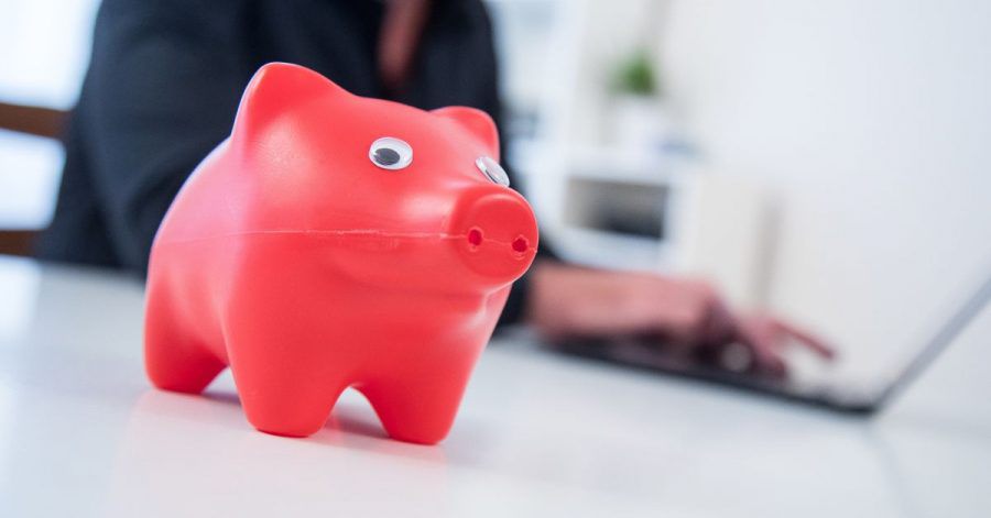 Damit das Ersparte sich langfristig vermehrt, rät ein Finanzexperte zur Geldanlage in Wertpapiere.