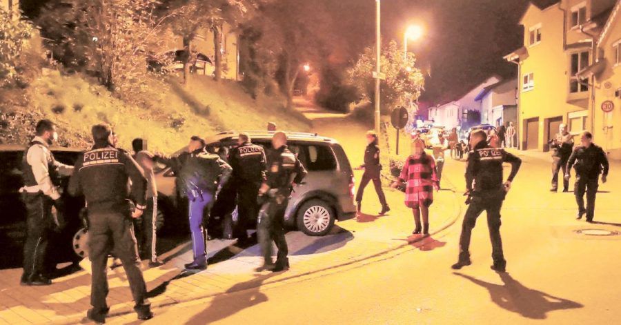 Etwa 20 Menschen waren an der Auseinandersetzung in Sinsheim beteiligt - die Polizei musste mit einem starken Aufgebot anrücken.