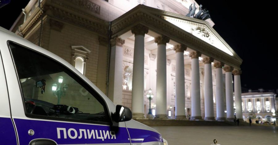 Ein Wagen von Sicherheitsbeamten steht vor dem Moskauer Bolschoi Theater.