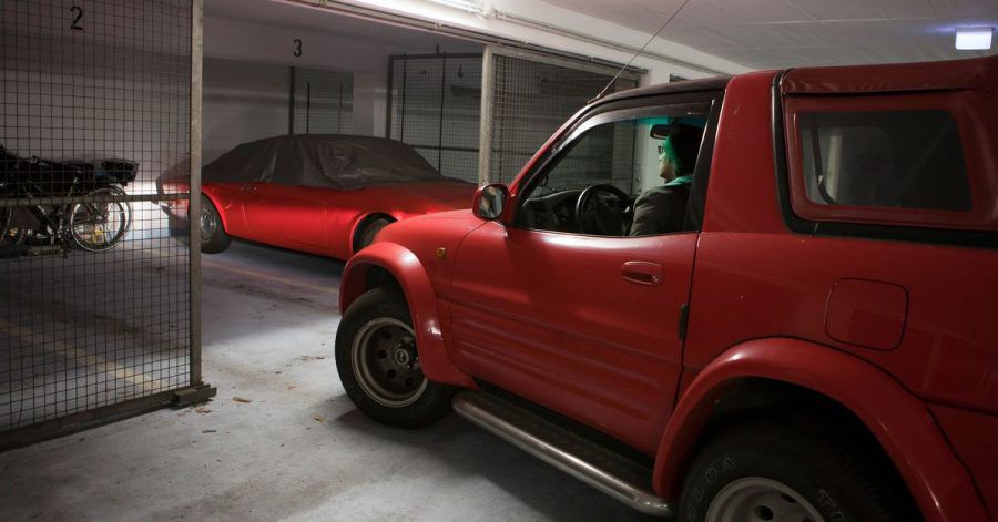 Auf dem richtigen Weg: Um die Funktion der Lichter am Auto zu prüfen, reicht auch eine helle Wand. Ein wenig mehr freie Fläche als auf dem Foto, um den Schein der Lichter zu checken, wäre aber sinnvoll.