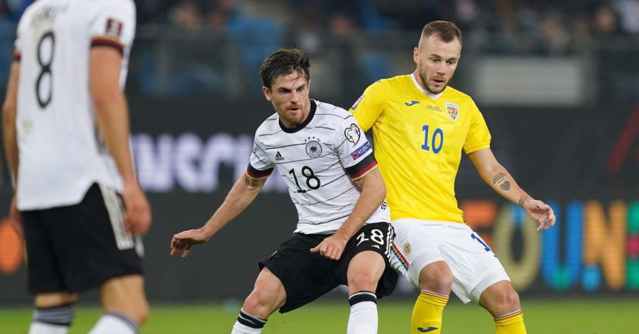 Deutschlands Jonas Hofmann und Rumäniens Alexandru Maxim kämpfen um den Ball.