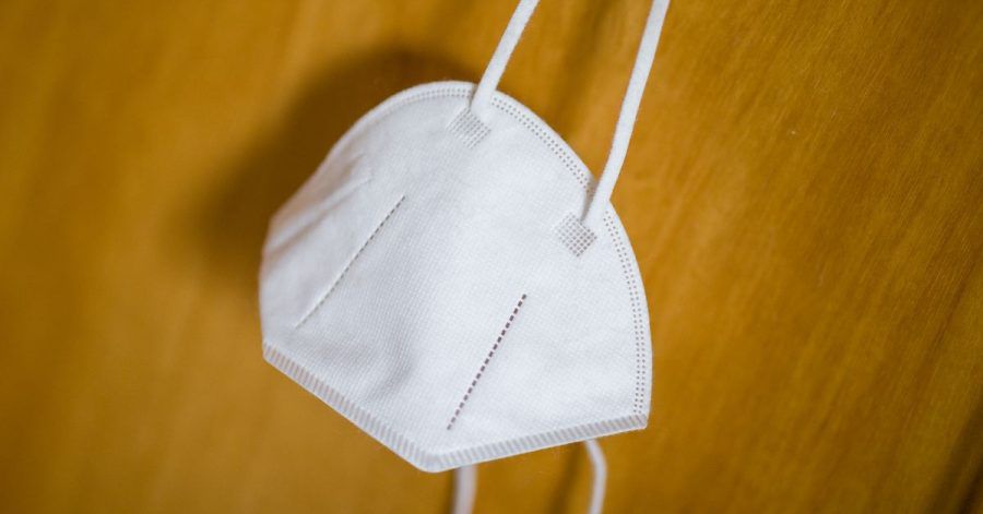 Eine FFP2-Maske an einem Haken.