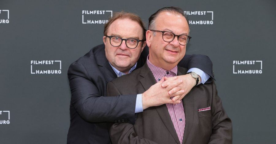 Der Schauspieler Gustav Peter Wöhler (l) und der Festivalleiter Albert Wiederspiel beim 29. Hamburger Filmfest.