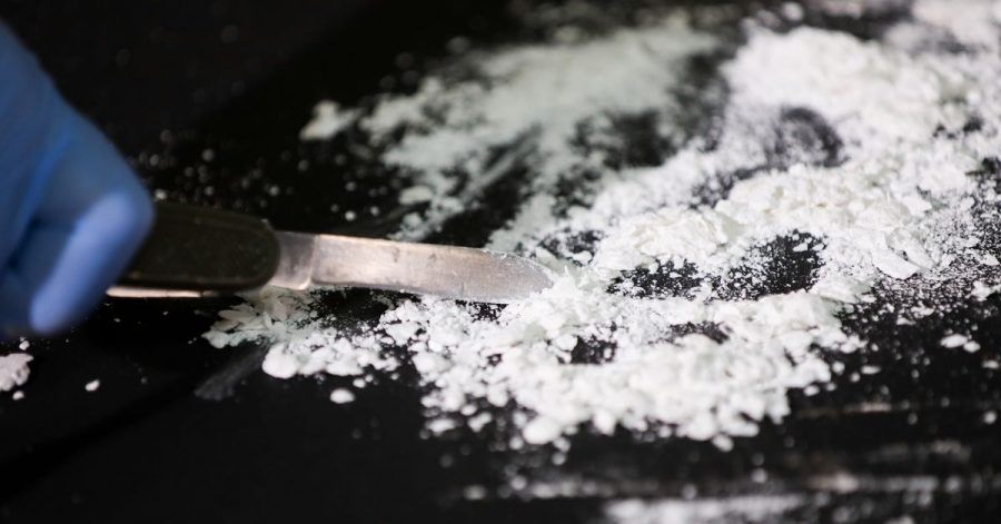 ARCHIV - Ein Hamburger Zollbeamter präsentiert Kokain aus einem großen Kokainfund, der im Rahmen einer Pressekonferenz vorgestellt wird.