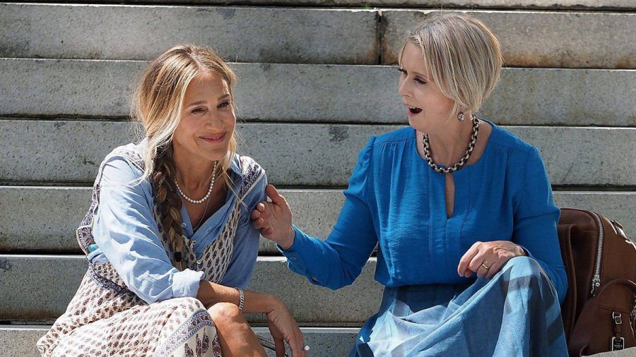 Sarah Jessica Parker (li.) und Cynthia Nixon bei den Dreharbeiten von "And Just Like That..." (eee/spot)