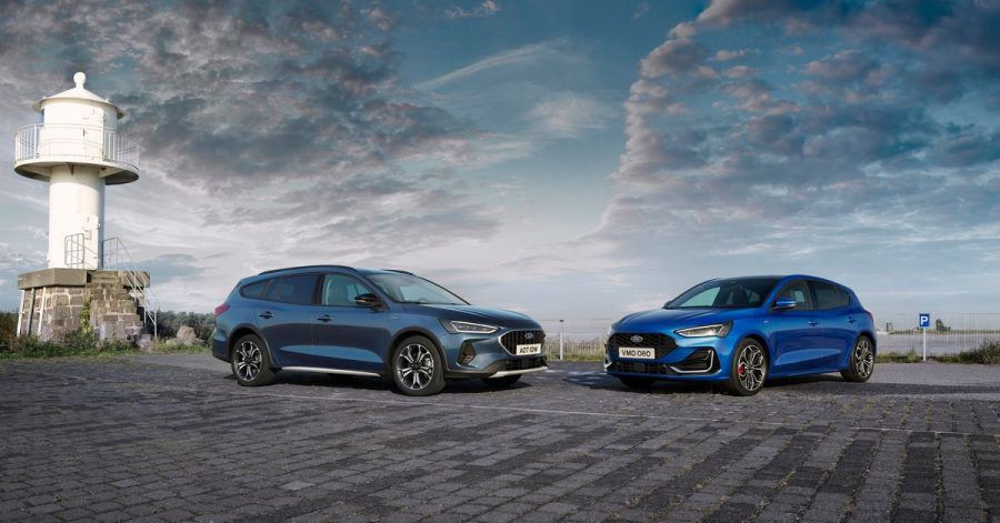 Der Focus im Fokus: Ford hat seinen Kompaktwagen modellgepflegt und bietet im Kombi und Schrägheck (r.) bald verschiedene Neuerungen an.