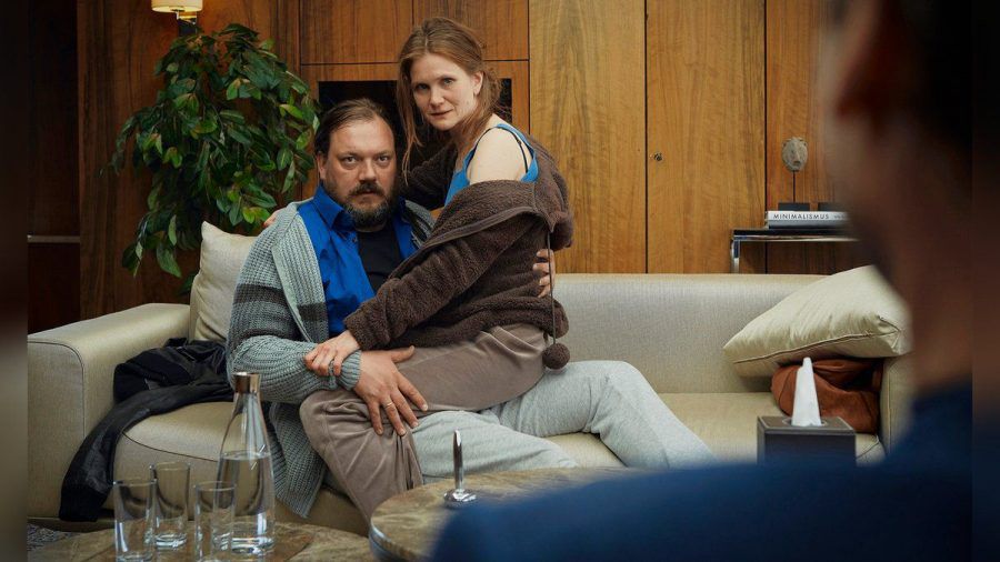 "Kranitz - Bei Trennung Geld zurück": Bei Tini (Lisa Hagmeister) und Partner Jochen (Charly Hübner,) hakt es bei der Sexualität. In "Tini & Jochen - Er weint viel" sprechen sie mit Paartherapeut Klaus Kranitz (Jan Georg Schütte) darüber. (ili/spot)