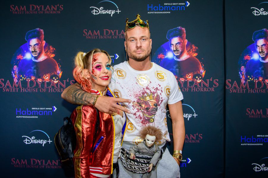 Alkohol, wilde Küsse und Drama: Sam Dylan gibt große Halloween Party
