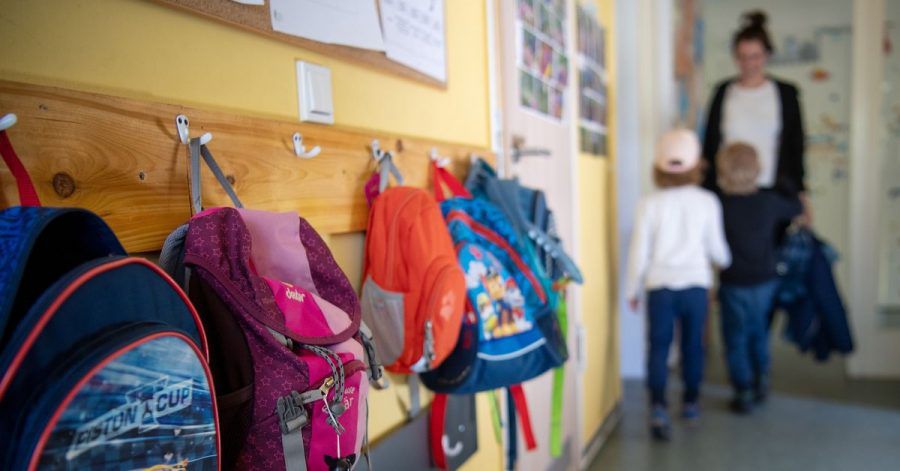 Rucksäcke hängen im Eingangsbereich eines brandenburgischen Kindergartens. Auffallend viele Kinder machen seit einigen Wochen Atemwegsinfekte durch, die eigentlich erst in den Wintermonaten zu erwarten wären.