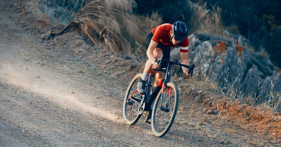 Da fliegen Staub und Schotter: Gravelbikes taugen gut für Pisten abseits des Asphalts.