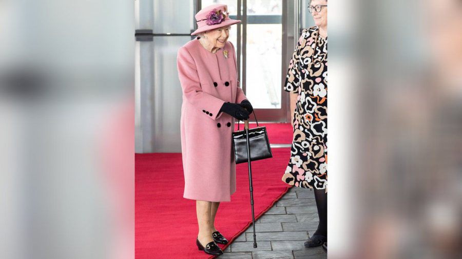 Queen Elizabeth II. kam zur Eröffnungszeremonie des walisischen Parlaments mit Gehstock. (jom/spot)