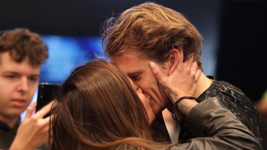 Sophia Thomalla und Alexander Zverev bei ihrem leidenschaftlichen Kuss in Wien. (aha/spot)