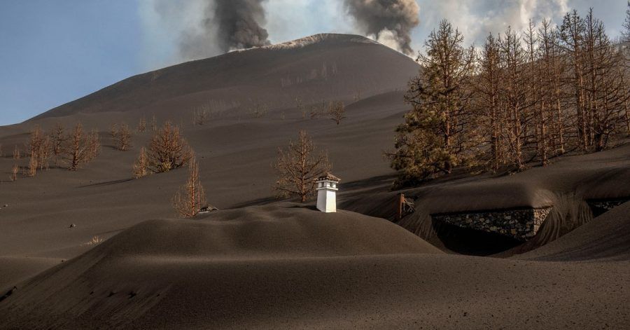 Ein Haus ist mit der Asche des Vulkans in Las Manchas auf der Kanareninsel La Palma bedeckt.