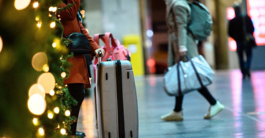 Wer um die Weihnachtszeit günstig und komfortabel ans Ziel kommen möchte, kann zum Beispiel an den Feiertagen selbst reisen.