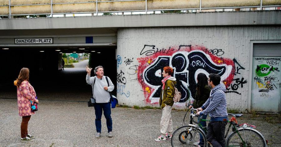 Helmut van der Buchholz, Stadtführer der «Germany‘s Ugliest City Tours», spricht während einer Stadtführung durch die Innenstadt mit Teilnehmern.