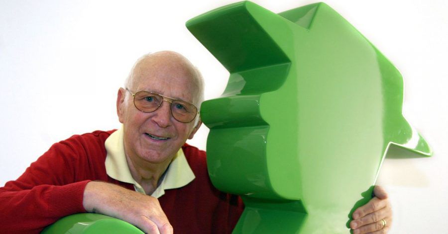 Der Erfinder des Ampelmännchens, Karl Peglau, mit einem überdimensionalen Ampelmännchen.