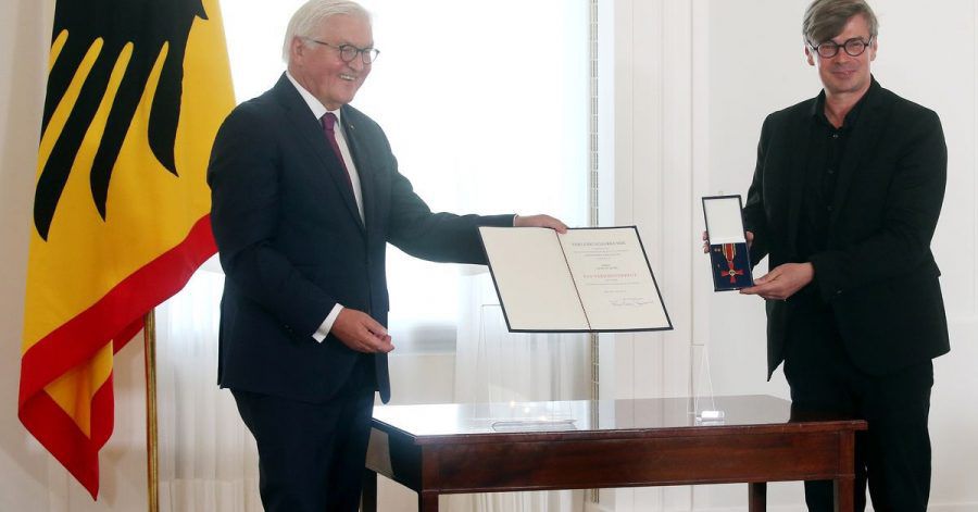 Bundespräsident Frank-Walter Steinmeier verleiht im Schloss Bellevue den Verdienstorden der Bundesrepublik Deutschland.
