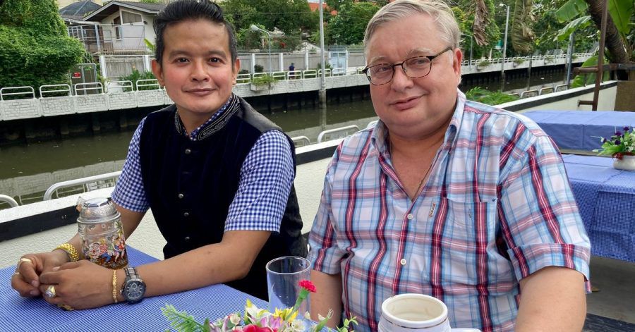 Kevyn Michel (l.), Besitzer des Traditionslokals «Bei Otto», und der deutsche Auswanderer Hermann Quint auf der Außenterrasse der neuen Wirtschaft direkt am Kanal.