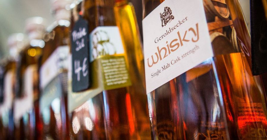 Wer sich Whisky nähert, sollte vor dem ersten Kauf in einem Fachgeschäft seine geschmacklichen Vorlieben erklären und sich beraten lassen.