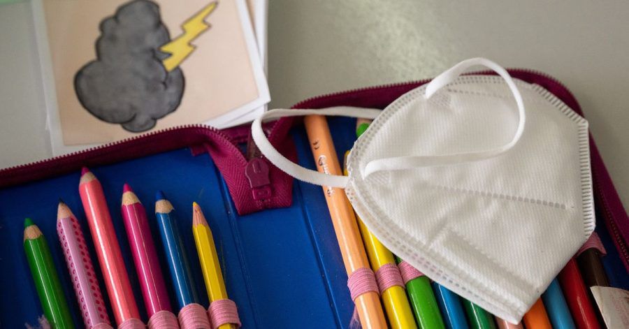 Eine Maske liegt in der ersten Klasse einer Grundschule in Baden-Württemberg auf einem Mäppchen.