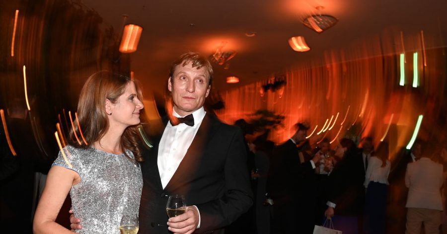 Der Schauspieler und Preisträger in der Kategorie «Beste männliche Hauptrolle», Oliver Masucci, und Tanit Koch bei der Aftershow-Party in Berlin.
