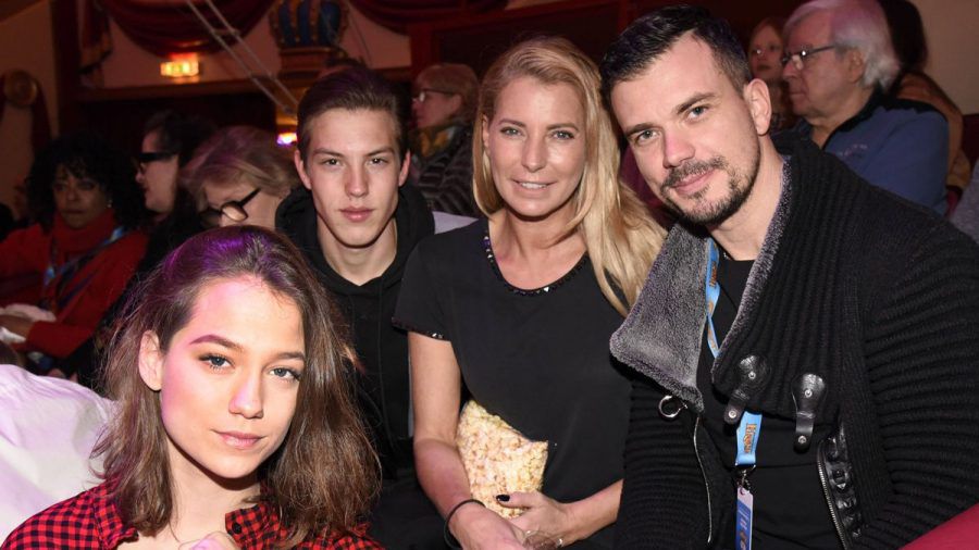 Giulia Siegel mit Freund Ludwig Heer und den Zwillingen Mia und Nathan Wehrmann