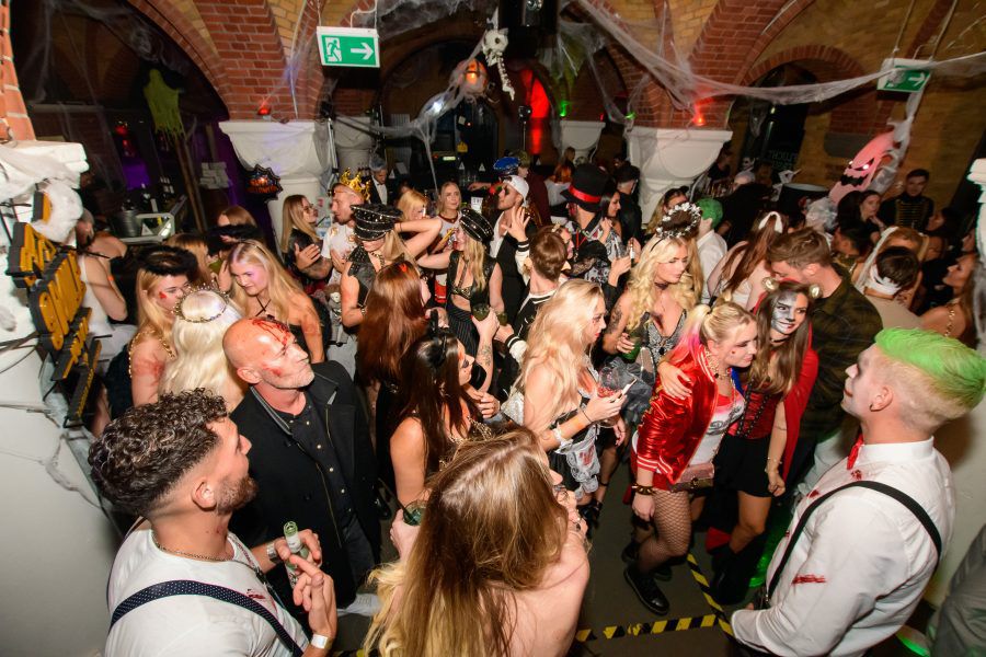 Alkohol, wilde Küsse und Drama: Sam Dylan gibt große Halloween Party