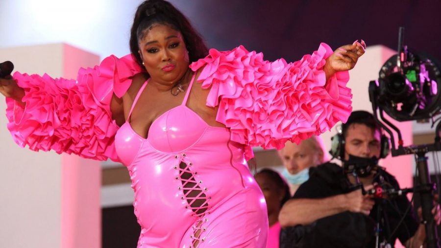 Wow-Auftritt: Lizzo geht im transparente Fummel zu Cardi Bs Party