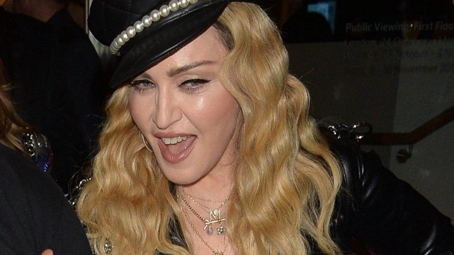 Gibt Madonna hier zu, dass sie Drogen nimmt?