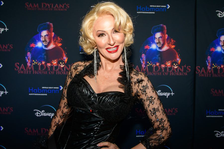 Alkohol, wilde Küsse und Drama: Sam Dylan gibt große Halloween Party